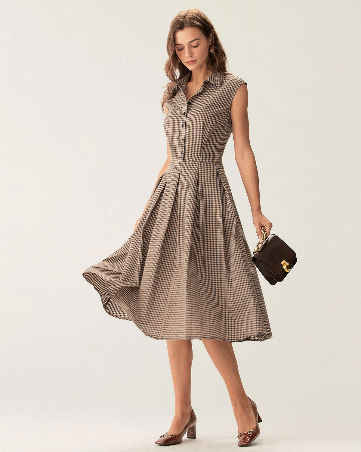 Robe midi plissée à carreaux marron avec boutons