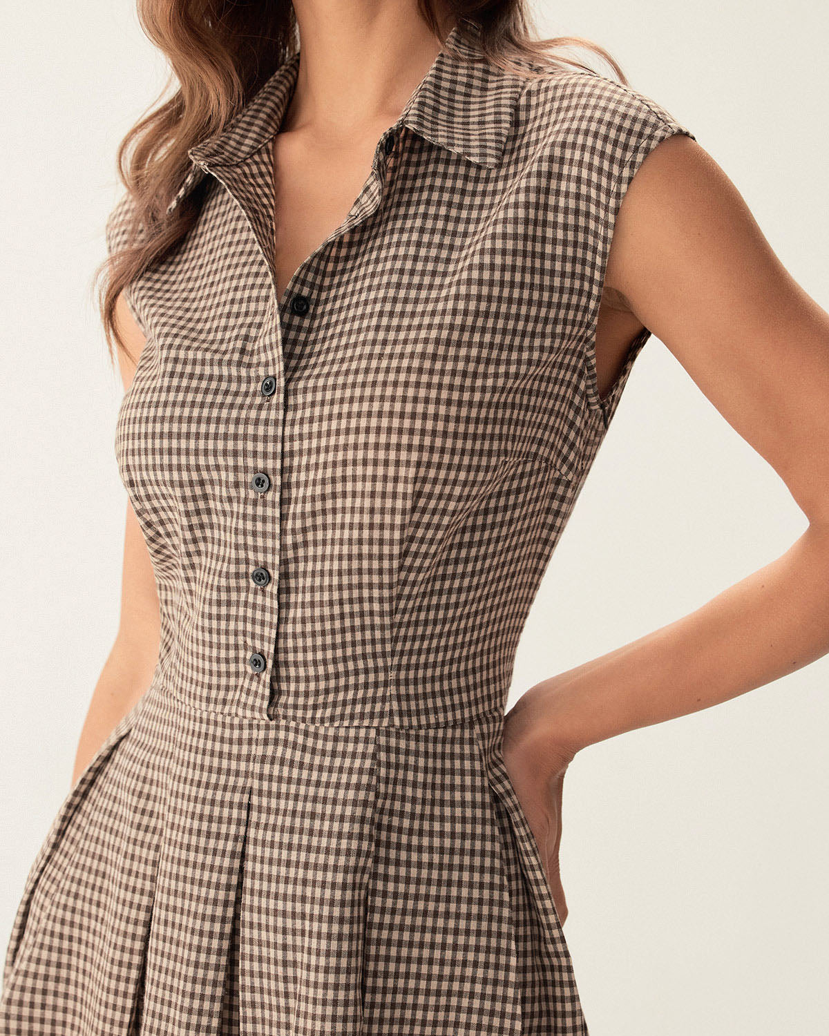 Robe midi plissée à carreaux marron avec boutons