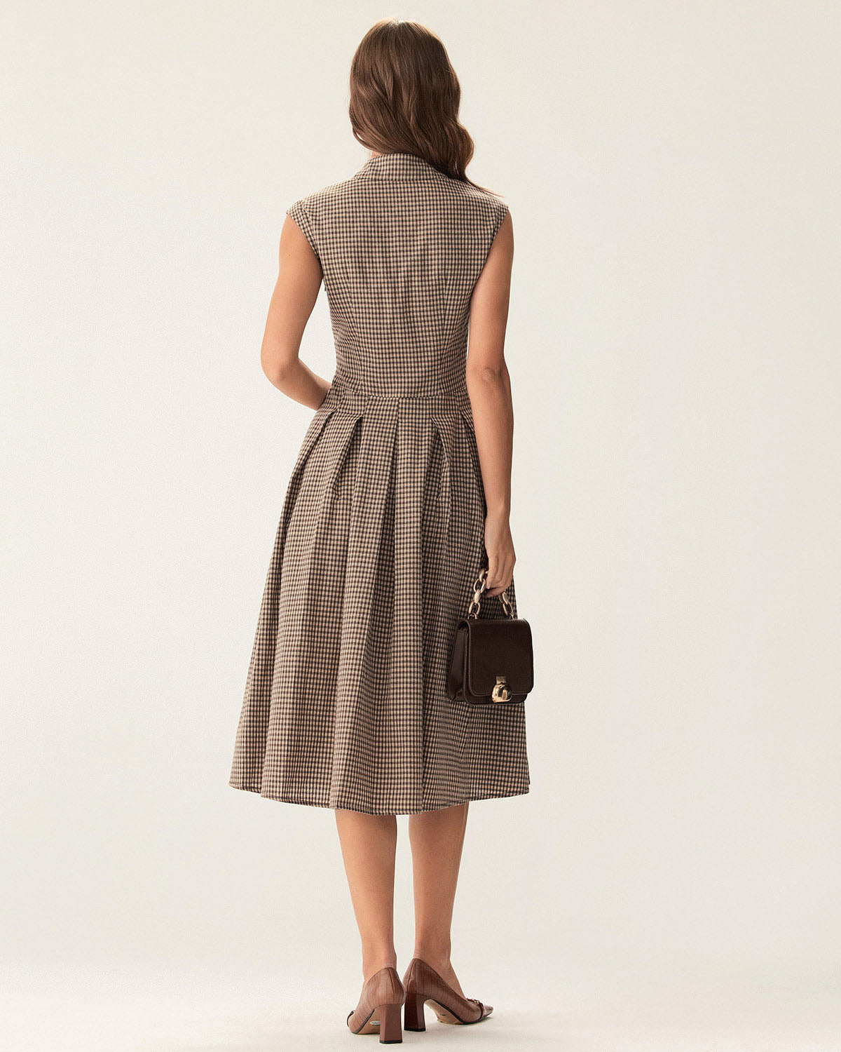Robe midi plissée à carreaux marron avec boutons