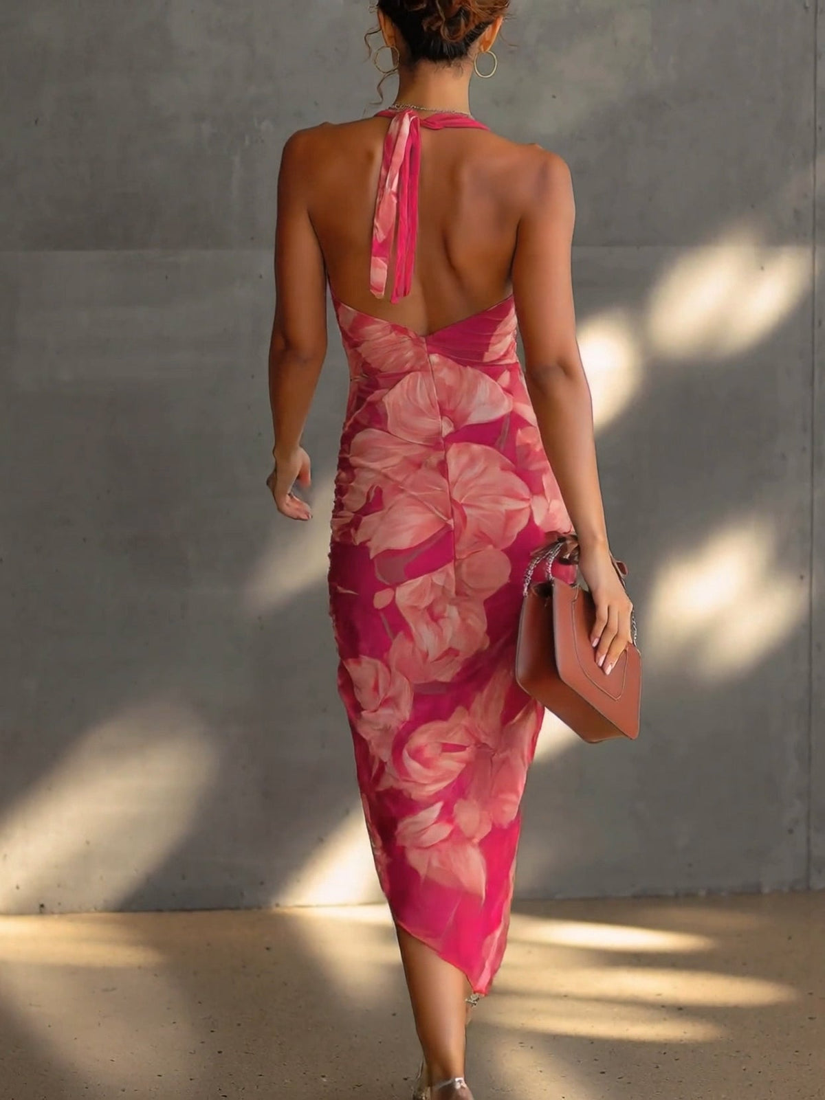 Mathilde | Robe fourreau fuchsia à imprimé floral, drapée de côté et fendue